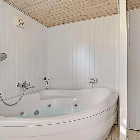 Druscilla - 650m From The Sea By Interhome